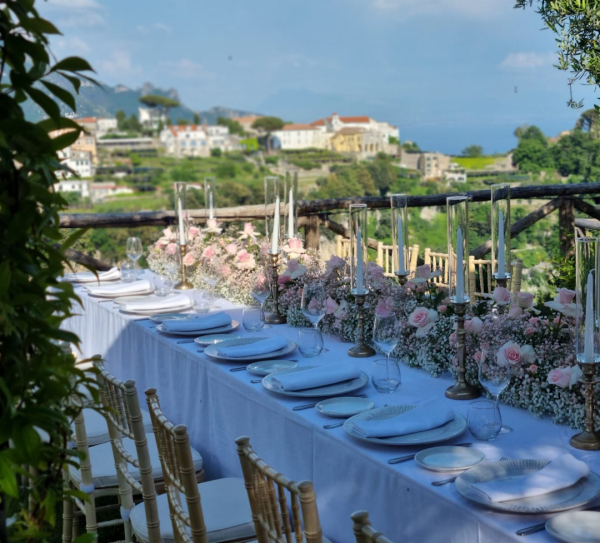 Tavola elegante allestita con vista sulla Costiera Amalfitana per una cena privata esclusiva a Palazzo Pascal