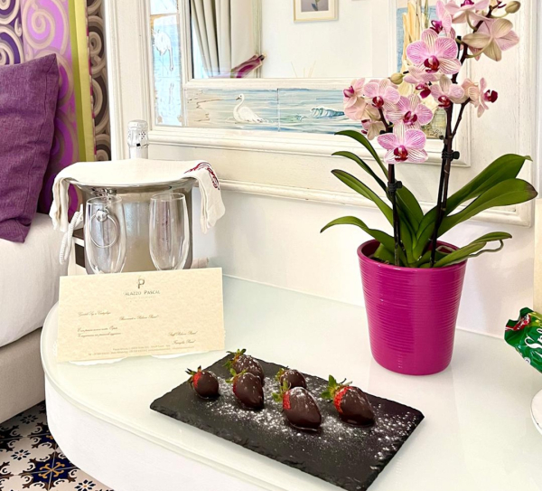 Colazione d’autore servita in camera con dolci gourmet e dettagli eleganti per un’esperienza esclusiva