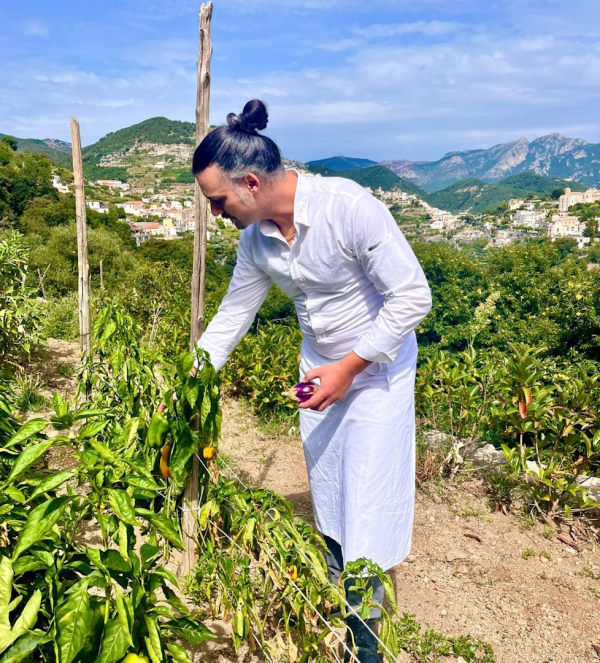 Chef raccoglie ingredienti freschi nell’orto per un’esperienza Chef’s Table autentica al Ristorante Gli Ulivi in Costiera Amalfitana