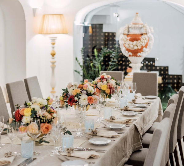 Sala interna elegante allestita per ricevimenti privati con tavolo decorato e atmosfera raffinata a Palazzo Pascal