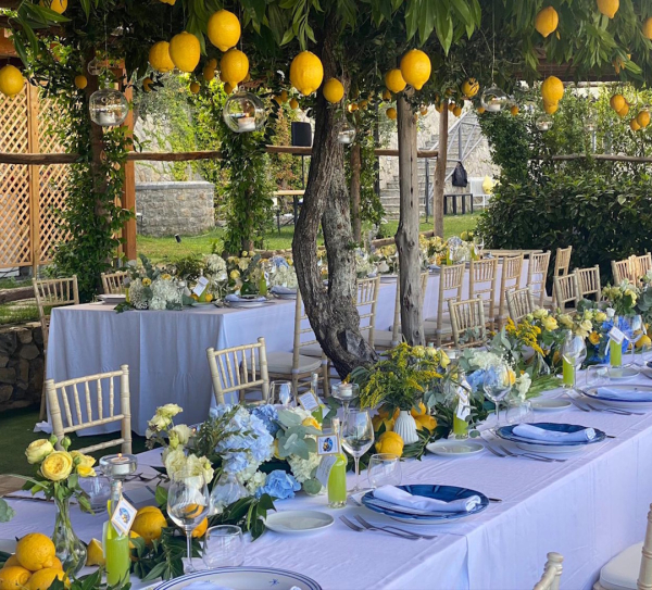 Tavola elegante allestita tra i limoni per ricevimenti privati e matrimoni in Costiera Amalfitana a Palazzo Pascal